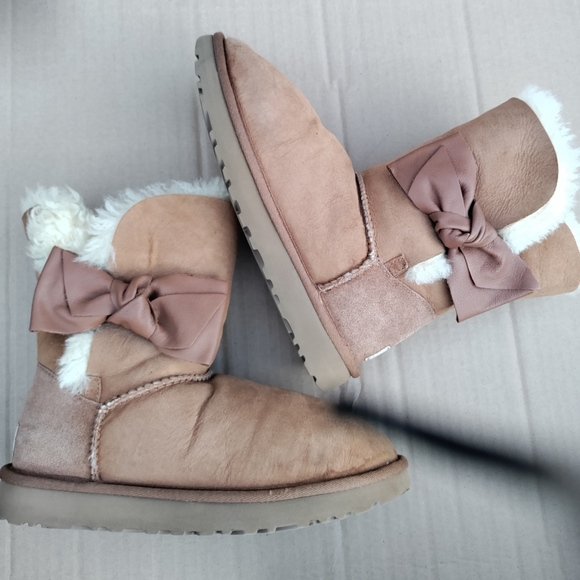 UGG | Daelynn Chestnut Shearling Boot w/ Bows Size 6 Womens - Picture 3 of 15